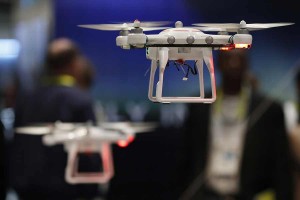 Los pilotos de drones profesionales podrán volar sus drones sobre grupos de gente si cumplen unos requisitos de planificación, seguridad y mitigación de accidentes.